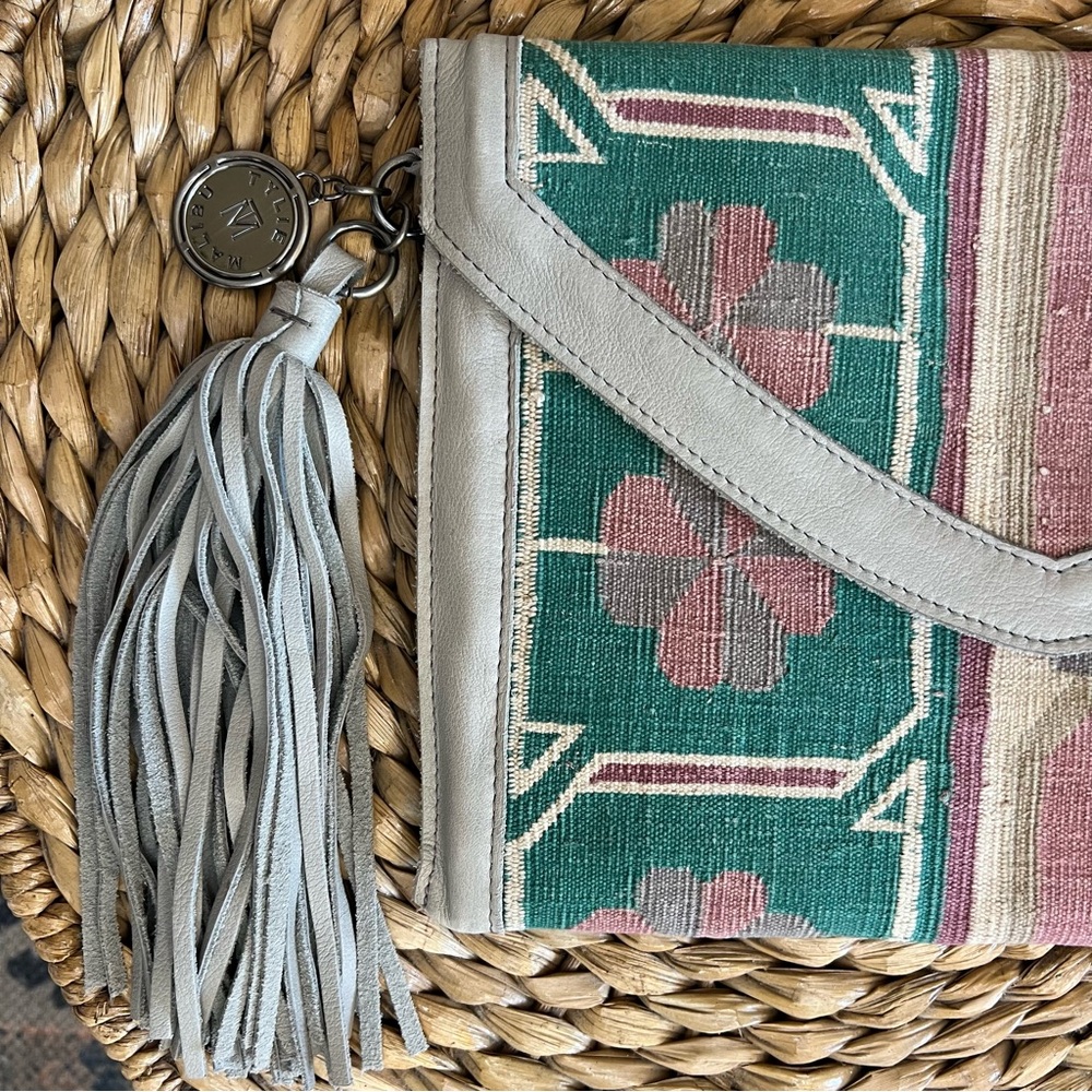 Tylie Malibu Clutch - Picture 4 of 15